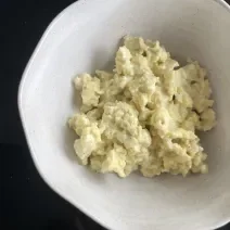 Imagem da receita de Patê de ovos, em um recipiente branco