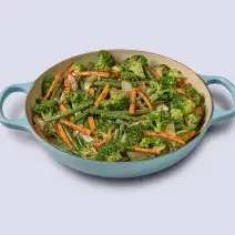 Foto de uma panela baixo em tom azul claro com a receita de legumes salteados dentro dela