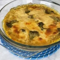 Imagem da receita de Frango gratinado com creme de milho e brócolis em um recipiente de vidro
