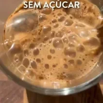 Foto da receita de Cappuccino diet sem açúcar. Observa-se uma xícara com espuma.
