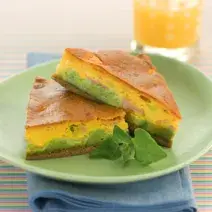 fotografia em tons de amarelo e verde tirada de dois pedaços de torta nas cores citadas, dentro de um prato redondo verde