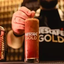 Foto da receita de Espresso Tônica. Observa-se um copo alto de NESCAFÉ com a bebida dentro.