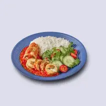 Fotografia em tons de azul em um fundo branco, ao centro um prato azul com arroz, salada verde e o filé de frango à rolê.