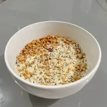 Foto do Iogurte Caseiro Proteico em um bowl branco sobre uma mesa