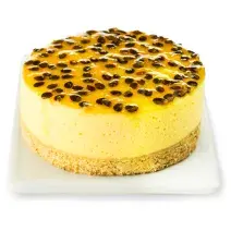 Fotografia em tons de amarelo em uma bancada e fundo branco, um recipiente branco retangular e a torta de maracujá com requeijão em cima dele.