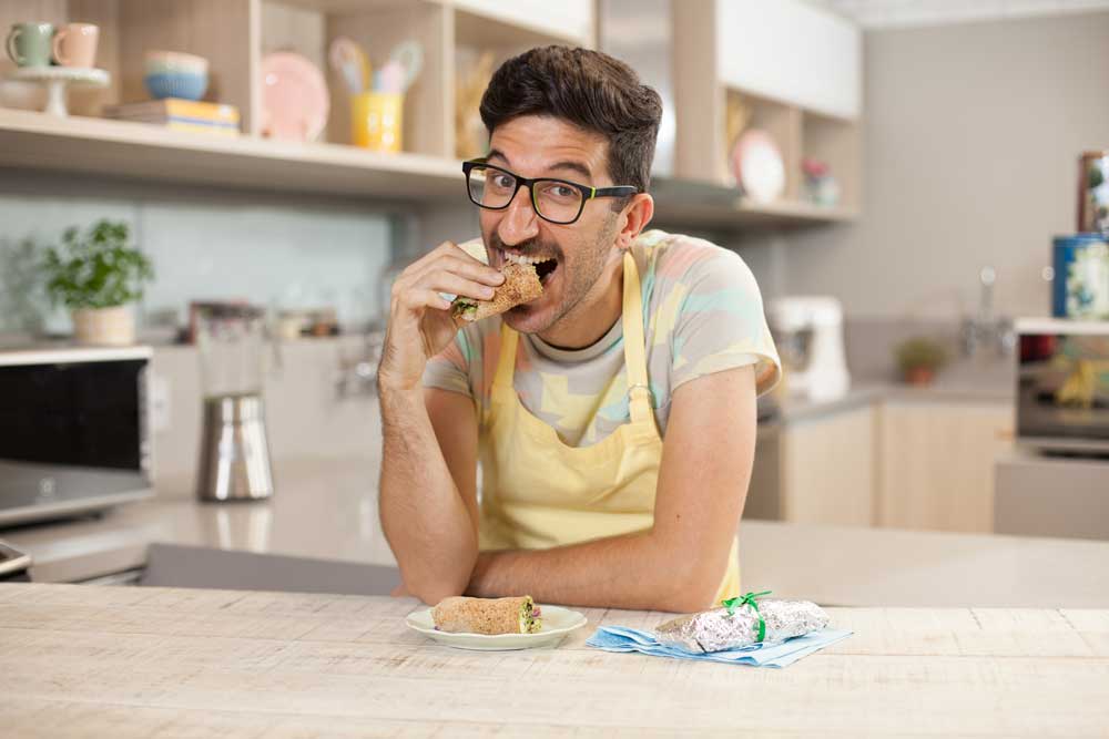 Wrap Integral com Pasta de Rúcula, Repolho Roxo e Frango Wrap Integral com Pasta de Rúcula, Repolho Roxo e Frango