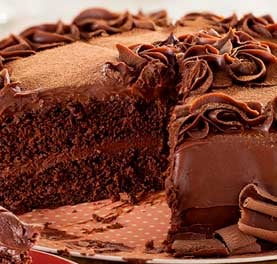 Bolo de chocolate com recheio e cobertura de chocolate sobre um prato com uma fatia cortada. Bolo de chocolate com recheio e cobertura de chocolate sobre um prato com uma fatia cortada.