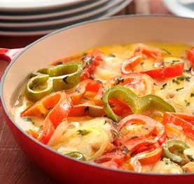 Panela com moqueca de peixe com pimentões verdes e vermelhos. Panela com moqueca de peixe com pimentões verdes e vermelhos.