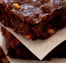 Pedaços de brownie de chocolate com nozes picadas. Pedaços de brownie de chocolate com nozes picadas.
