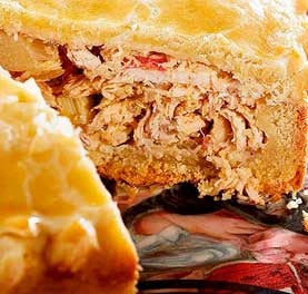 Fatia de torta recheada com frango desfiado. Fatia de torta recheada com frango desfiado.