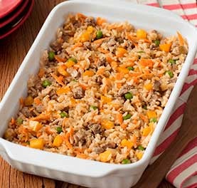 Travessa branca retangular com arroz com carne picadinha e vegetais. Travessa branca retangular com arroz com carne picadinha e vegetais.