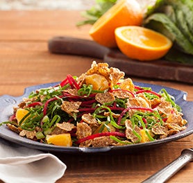 Foto de um prato de salada com folhas, legumes, frutas e cereais. Foto de um prato de salada com folhas, legumes, frutas e cereais.