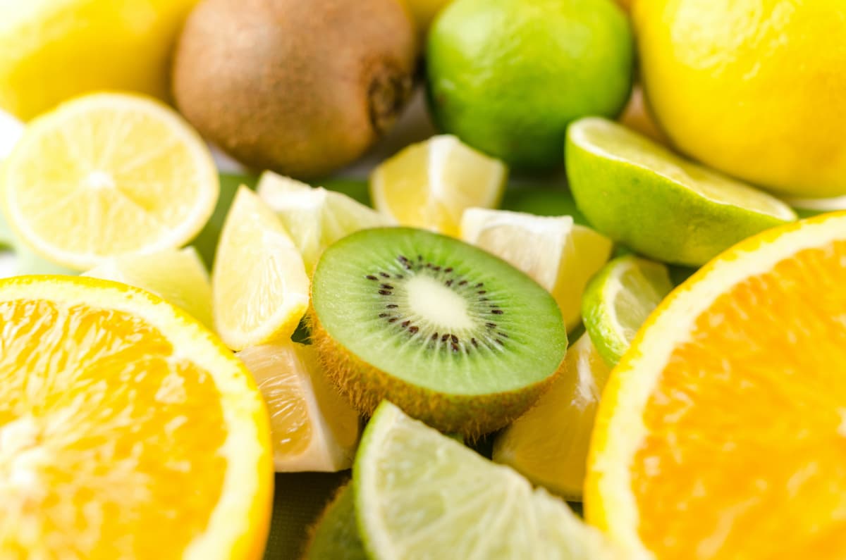 Alimentos que aumentam a imunidade: Kiwi , limão e limão siciliano