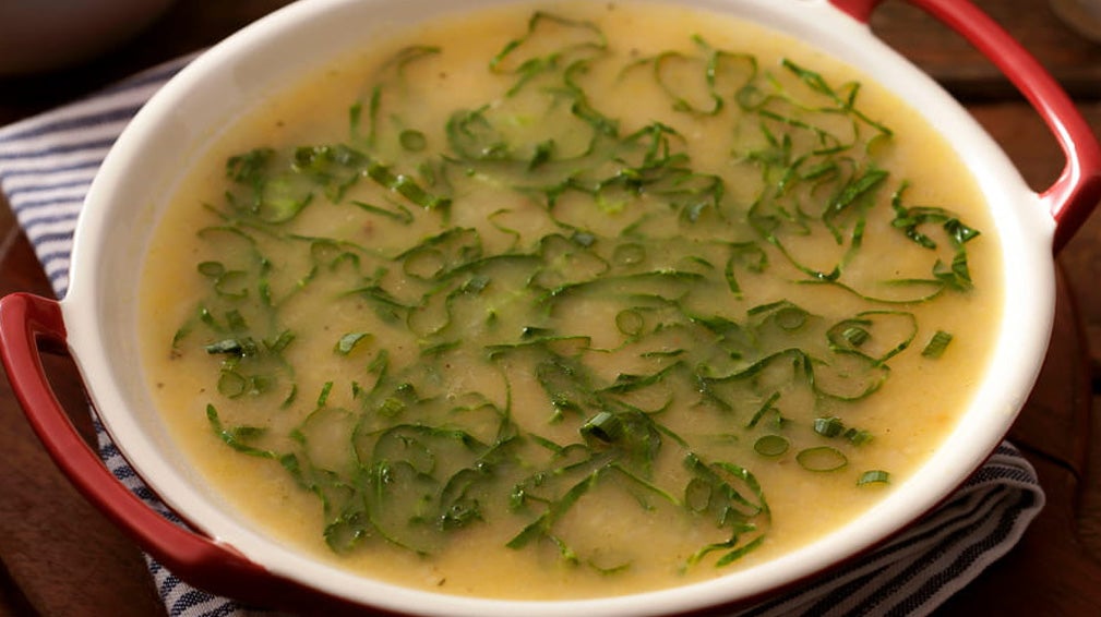 Sopas e Caldos para o inverno: Caldo de Mandioca com couve