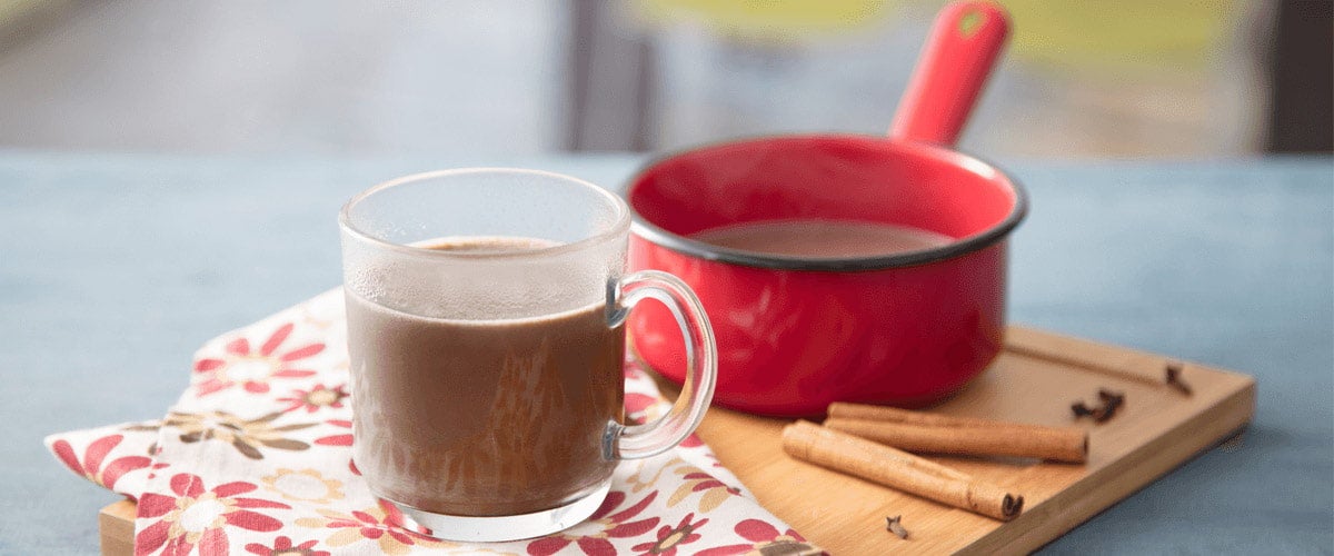 Chocolate quente: Como fazer o chocolate quente perfeito, xícara com chocolate e do lado canela