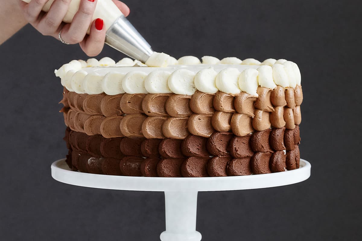 Chantilly: uma pessoa decorando um bolo com chantilly