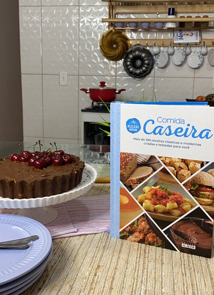 Melhores Receitas: um livro e um bolo com cereja