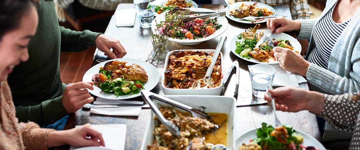 Capa Almoço de domingo: 50 receitas rápidas, baratas e fáceis Almoço de domingo: mesa, louças e talheres com frango, salada e muito mais