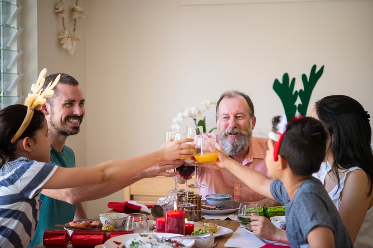 As Melhores Receitas para um Almoço de Natal Perfeito: uma família de 5 pessoas brindando 