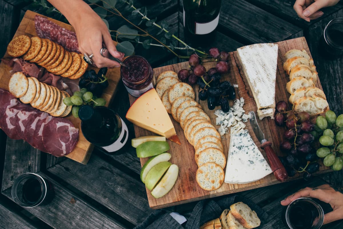 Capa - Petiscos de Natal: 20 ideias do que servir para seus convidados Petiscos de Natal: Torradas, queijos, frutas e muito mais