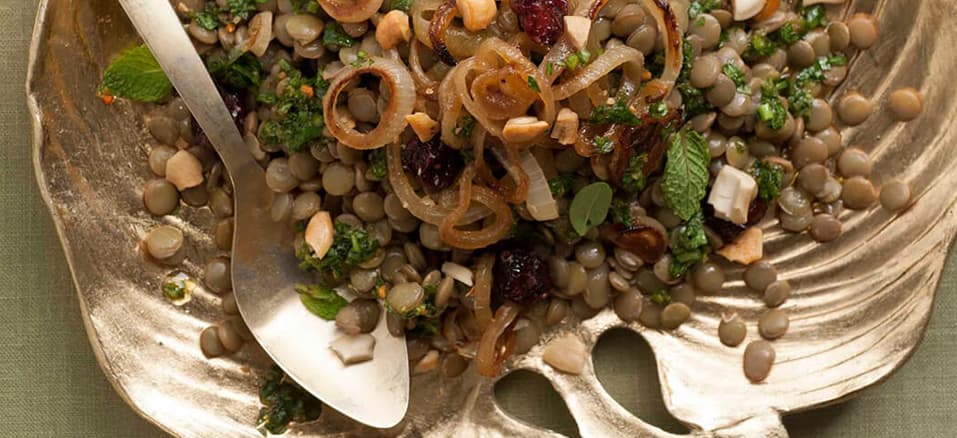 As Melhores Receitas para um Almoço de Natal Perfeito: Salada de Lentilhas, Cebolas Douradas e Salsa de Ervas