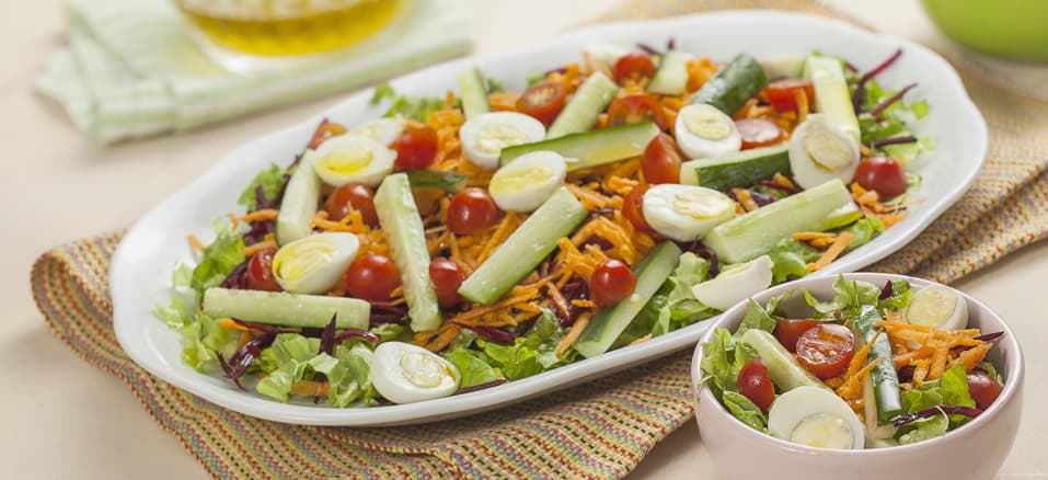 Salada Refrescante e Colorida Almoço de domingo: Salada com pepino, cenoura, tomate e muito mais