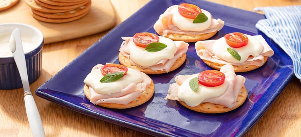 As Melhores Receitas para um Almoço de Natal Perfeito: Torradinhas de Peito de Peru com Sour Cream