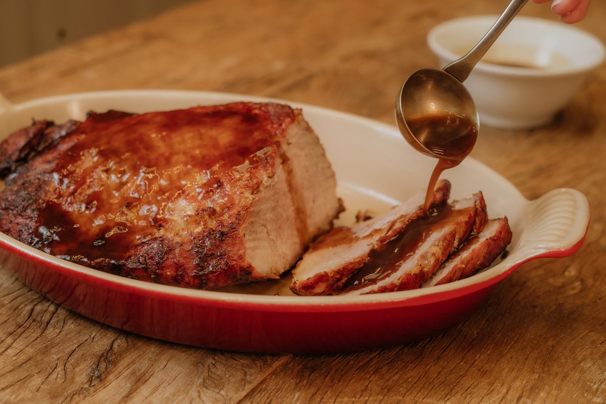 Ceia de Natal na AirFryer: A Ceia mais Prática de Fazer! Ceia de Natal na AirFryer: Pernil com molho