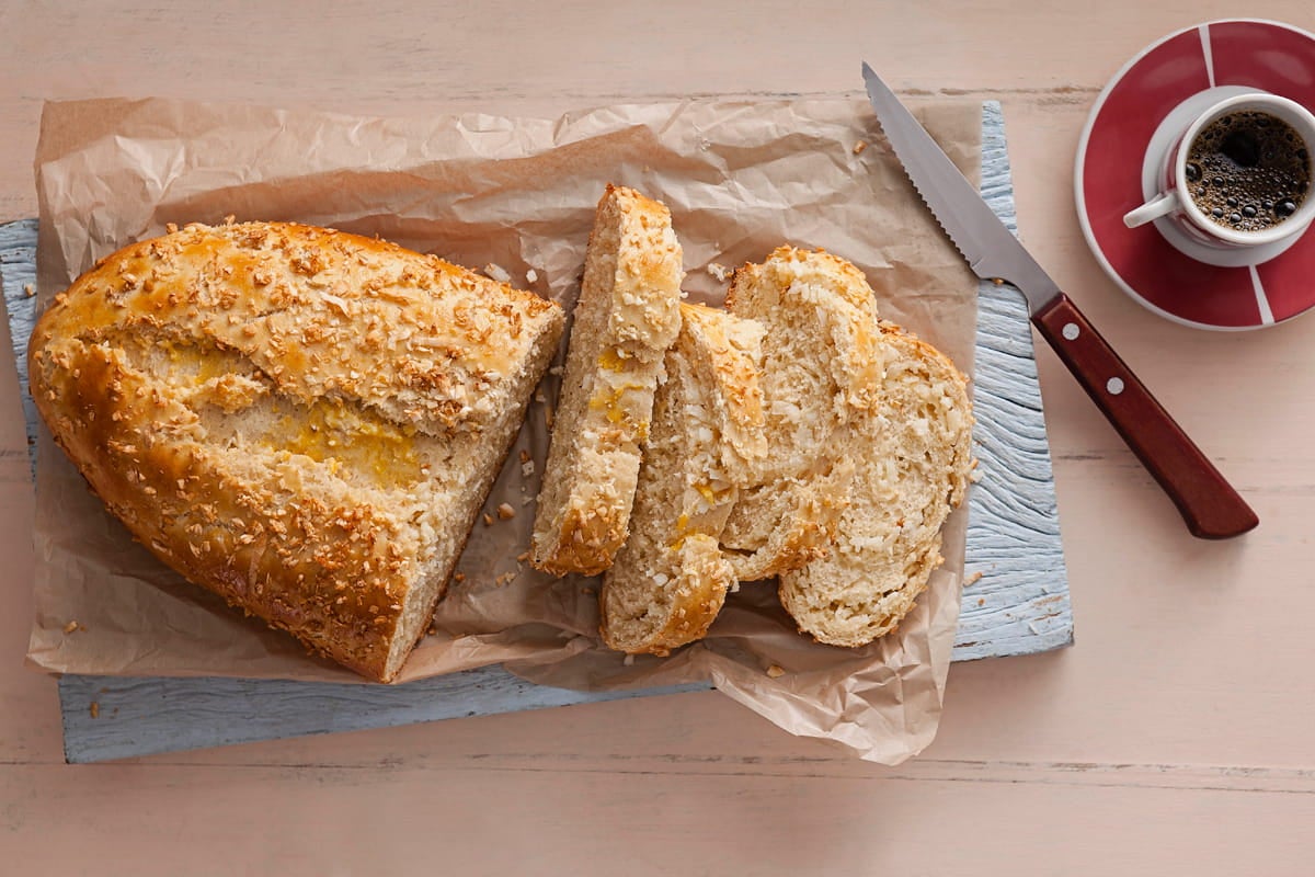 Como fazer pão caseiro perfeito: dicas e receitas Como fazer pão caseiro perfeito: Pão cortado em três pedaços