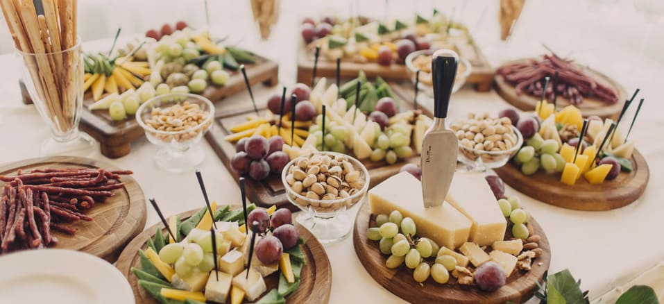 Preparando a mesa Tábua de frios: Queijos e frutas
