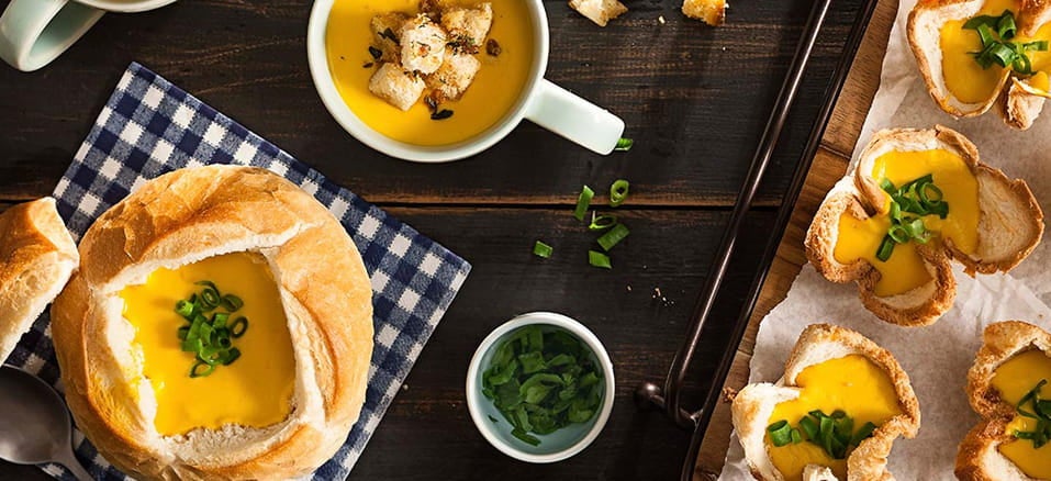 Sopa Cremosa de Abóbora com pão Como fazer pão caseiro perfeito: Sopa Cremosa de Abóbora com pão