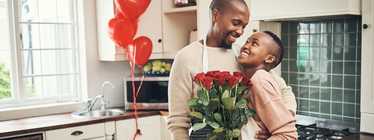 Dia do Amor: Casal negro se abraçando na cozinha
