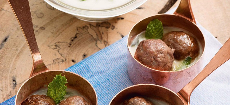 Comida Árabe: Mini Kaftas com Molho de Iogurte e Pepino