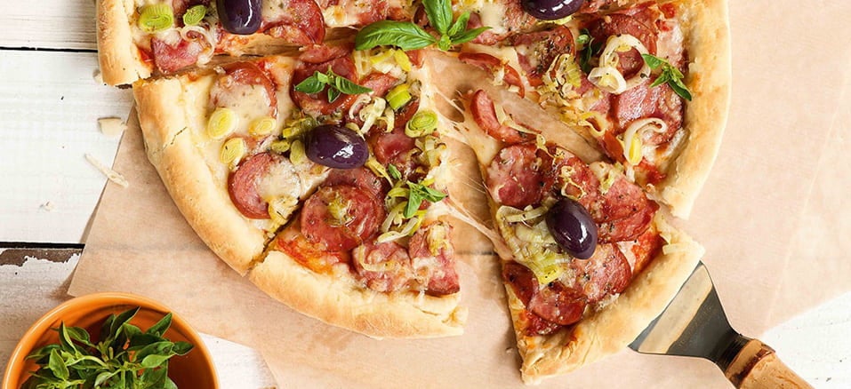 Comida italiana: Pizza com Recheio de Calabresa, Alho-poró e Mozarela