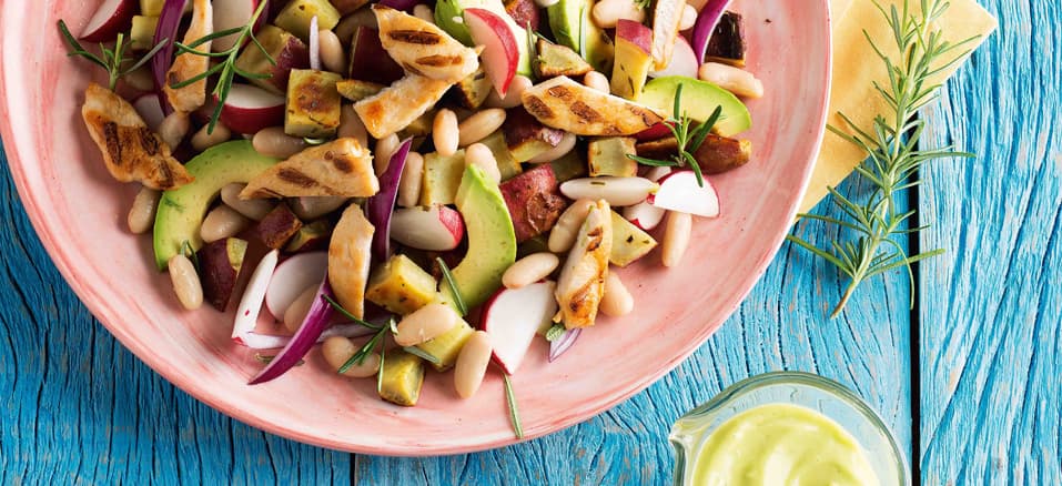 Benefícios do Rabanete: Salada de Batata-doce Rústica, Frango Grelhado, Feijão-branco e Molho de Abacate