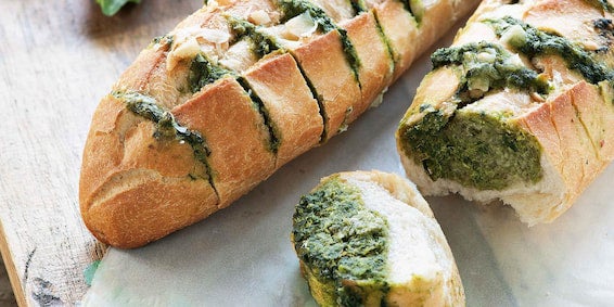 Pão de alho caseiro: Pão de alho com pesto de espinafre