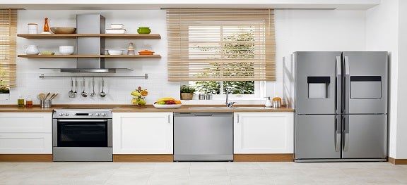 Cozinha ampla com armários brancos e marrons e eletrodomésticos em inox. As janelas têm persianas que combinam com os armários. Cozinha ampla com armários brancos e marrons e eletrodomésticos em inox. As janelas têm persianas que combinam com os armários.