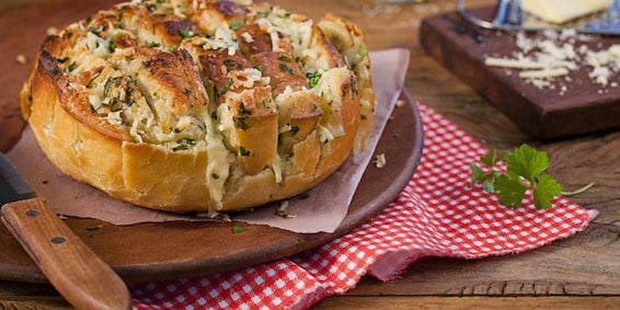 Pão de alho caseiro: Pão de alho com queijo