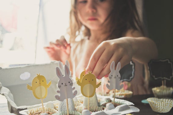 Decoração de Páscoa Almoço de Páscoa: Decoração de Páscoa, Menina decorando doces