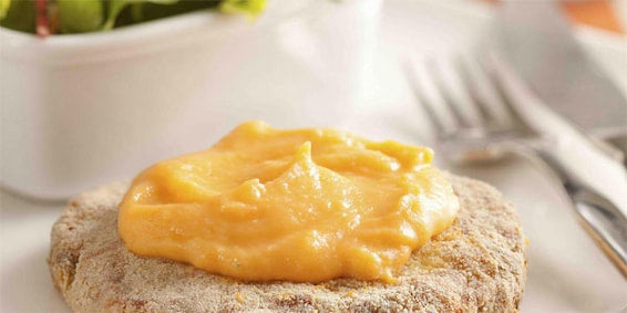 Dia da Saúde e Nutrição: Hambúrguer de Frango com pasta amarela em cima