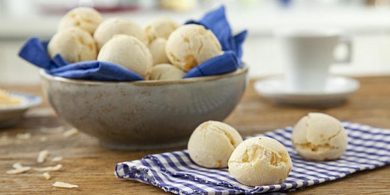 Pão de Queijo Molico na tigela e em cima do pano