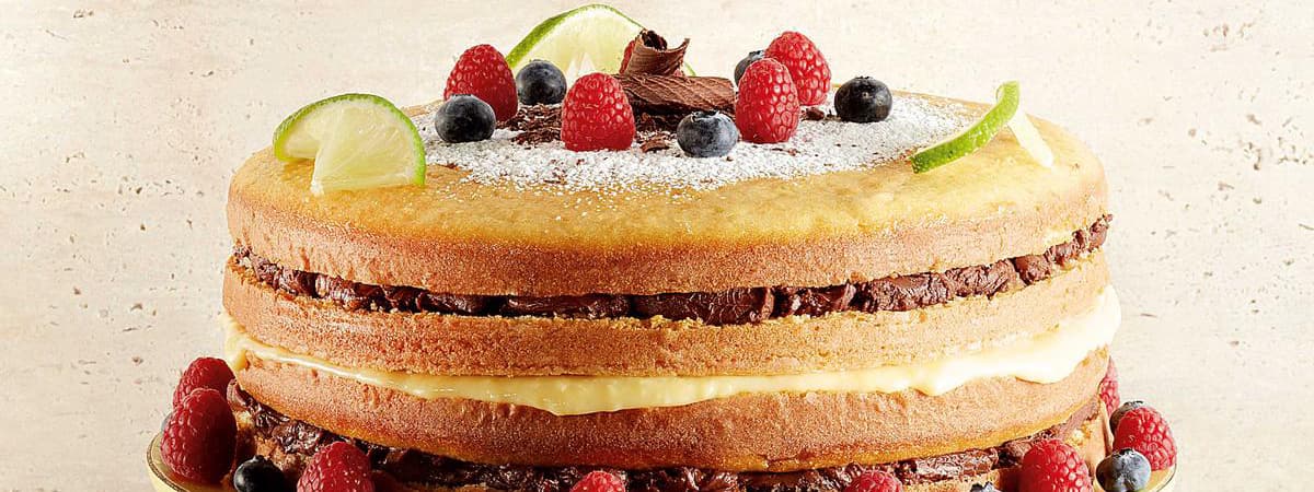 Capa: Bolo para dia das mães Bolo do Dia das Mães: Bolo com três camadas de cobertura, decorado com limão e frutas
