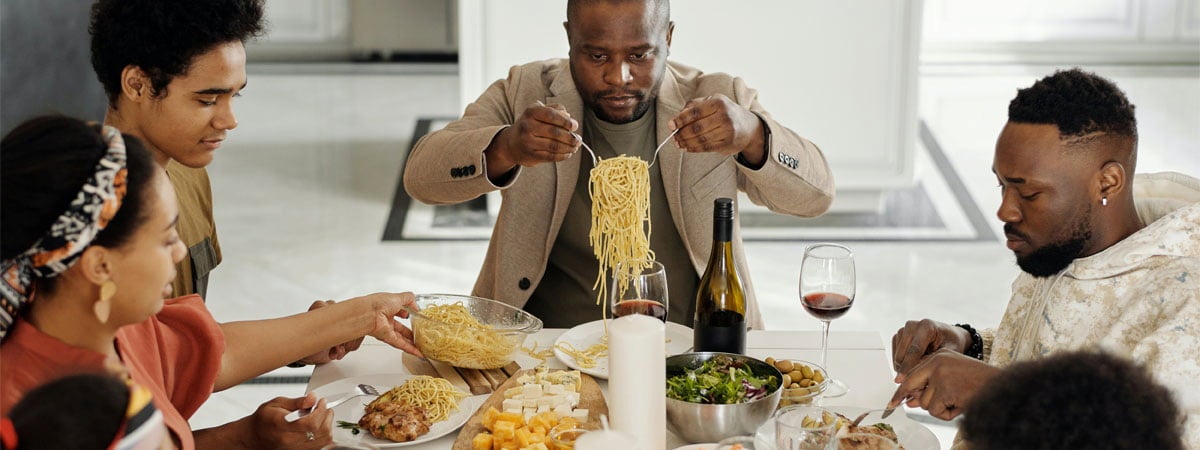 Capa: Almoço de família para páscoa Almoço de Páscoa Simples: Família negra reunida na mesa