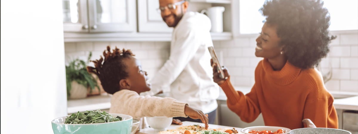 Dia das Mães: Família negra sorrindo na cozinha