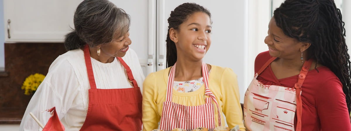 Capa: Sobremesa de Dia das mães Sobremesa para o Dia das Mães: Três mulheres negras sorrindo na cozinha