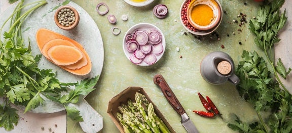 Foto vista de cima com ingredientes para uma receita. Entre os ingredientes estão cebola e pimenta, assim como verduras. Foto vista de cima com ingredientes para uma receita. Entre os ingredientes estão cebola e pimenta, assim como verduras.