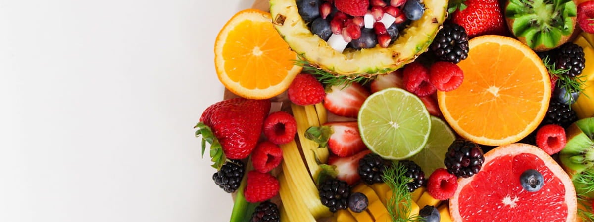 Dia da Saúde e Nutrição: Diversas frutas juntas e misturadas como: laranja, morango, limão e amora