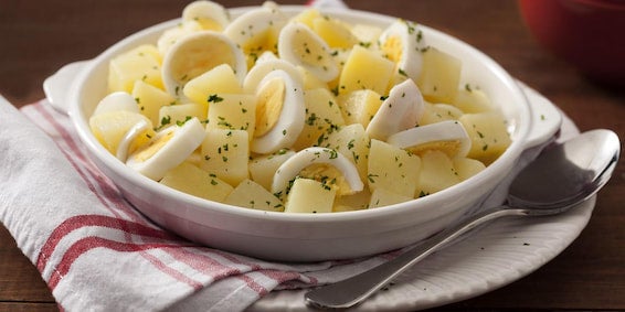 Aprenda como cozinhar ovo: Salada de Batata com Ovo