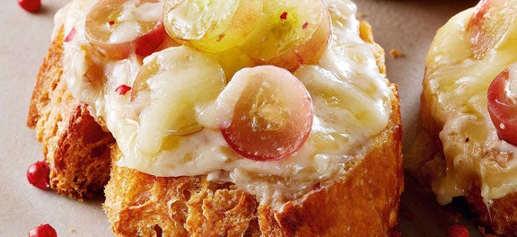 Frutas de Maio, Legumes e Verduras de Maio: Bruschettas de Queijo Brie e Uva