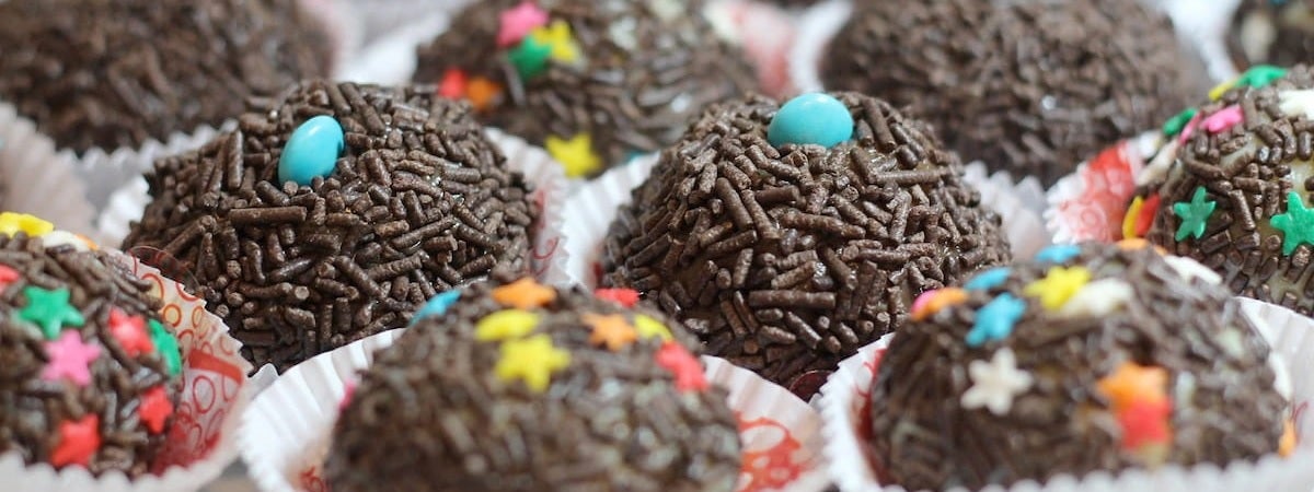 Capa: Docinhos fáceis Docinhos Fáceis: Vários brigadeiros em forminhas de celofane, enfeitados com confete
